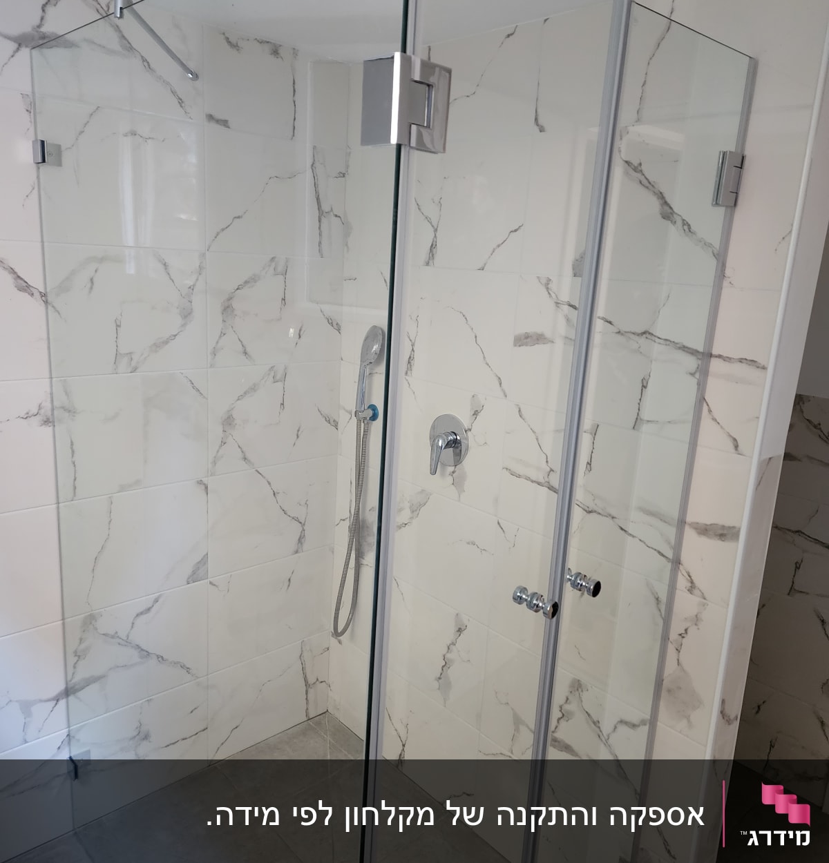 מקלחון זכוכית עם קירות שיש וברז ידני